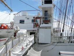 海王丸のシューターと救命いかだ